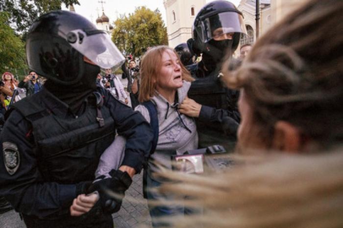 Избитую полицейским на митинге россиянку увезли на скорой