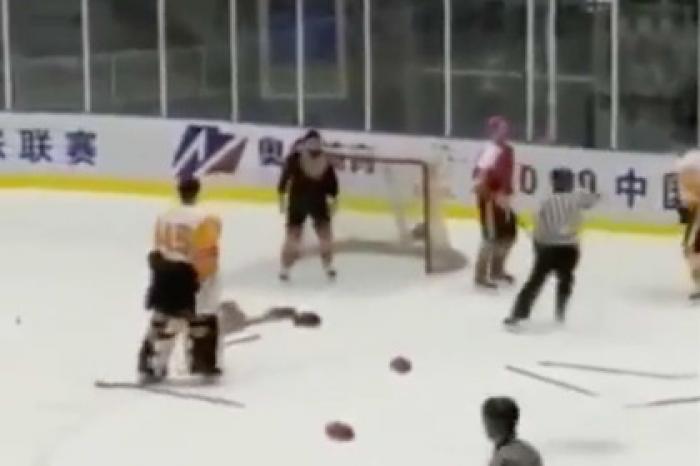 Канадский хоккеист избил игроков российского клуба после матча