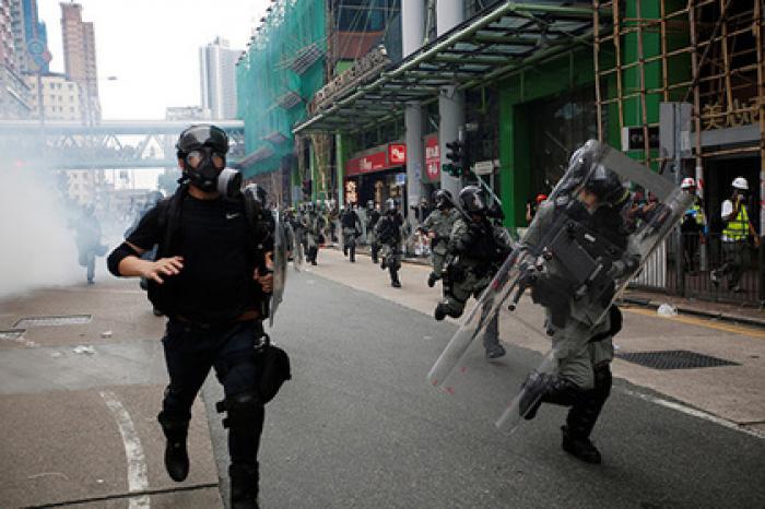 Китай стянул военную технику к бунтующему Гонконгу
