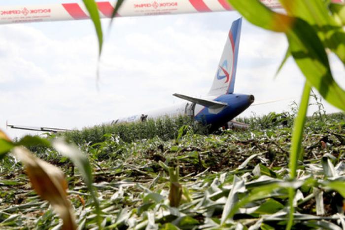 Кремль отреагировал на экстренную посадку самолета в поле под Москвой