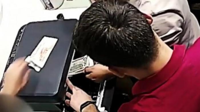 Курьез в Комрате: Из поломанного принтера работники сервис-центра извлекли валюту