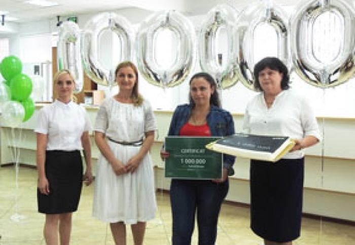 MAIB ПОЗДРАВИЛ ВЛАДЕЛИЦУ КАРТЫ VISA С № 1 000 000