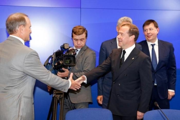 Медведев поздравил Медведчука со вторым местом на выборах в Раду