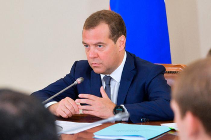 Медведев указал на важность развития железных дорог для населения