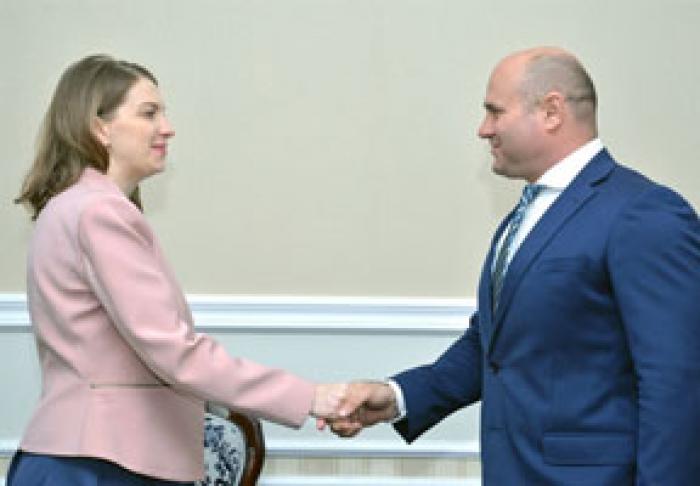 ​MINISTRUL APĂRĂRII S-A ÎNTÂLNIT CU ŞEFA OFICIULUI DE LEGĂTURĂ NATO