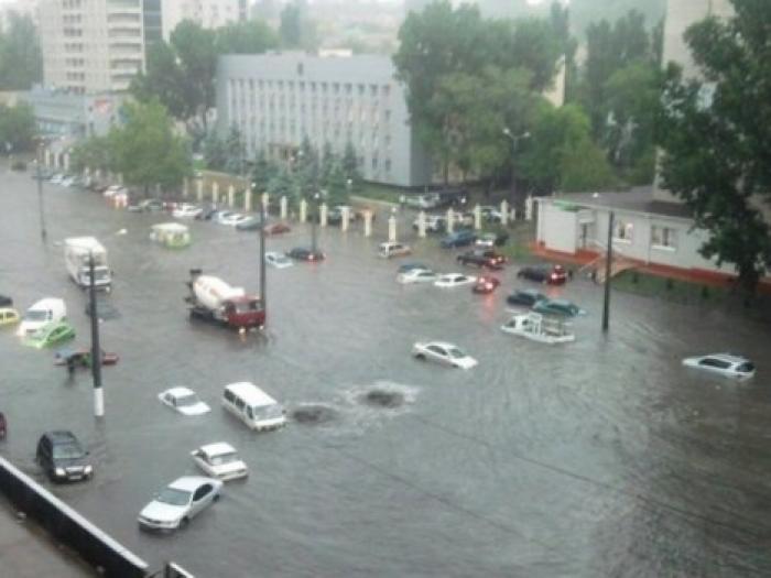 Мощный ливень затопил Одессу: вода сносила автомобили