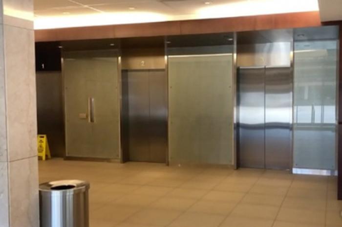 Мужчина упал с десятого этажа в сорвавшемся лифте и остался цел