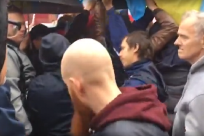 На митинге в центре Москвы сорвали флаг Украины