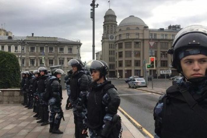 На несанкционированной «прогулке» после митинга в Москве начались задержания