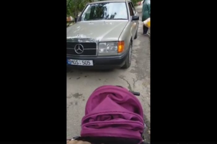 На Рышкановке из-за припаркованного на тротуаре автомобиля маме с коляской пришлось идти по грязи