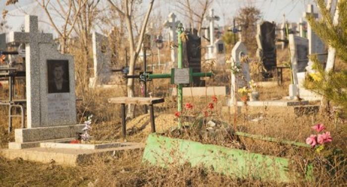 На столичном кладбище воруют кресты с могил и сдают их на металлолом