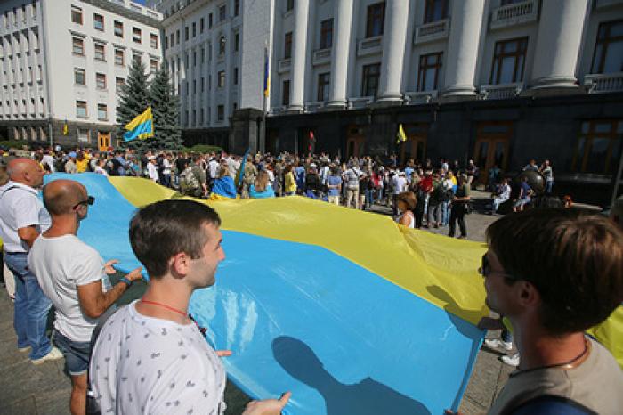 Названа доля довольных шагами Зеленского украинцев