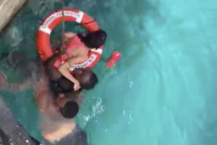 Незнакомцы спасли упавшую в воду туристку в инвалидном кресле и прослыли героями