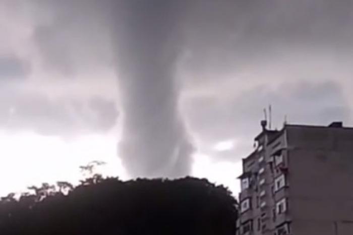 Очевидцы сняли на видео водяные смерчи в Сочи