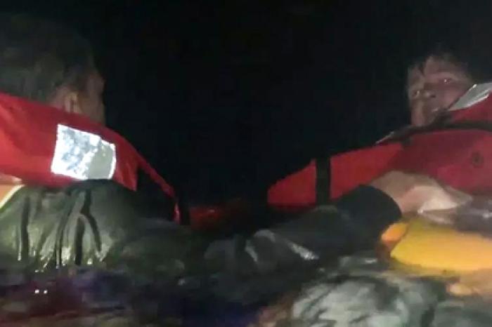 Пассажиры выпрыгнули из горящей лодки в кишащую акулами воду и попали на видео