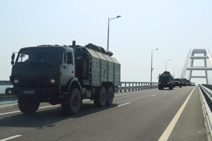 Передвижение военной техники по Крымскому мосту попало на видео