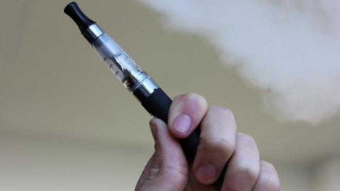 Почти 100 человек госпитализированы после курения электронных сигарет