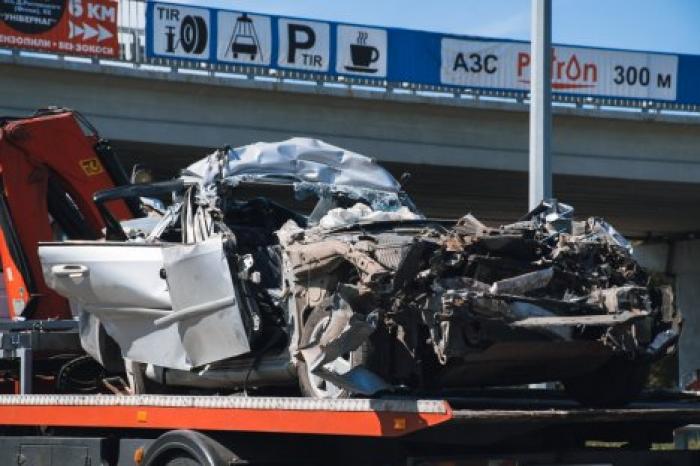 Под Киевом молдаване на Chevrolet влетели под стоящую фуру: водитель погиб, пассажиры в реанимации
