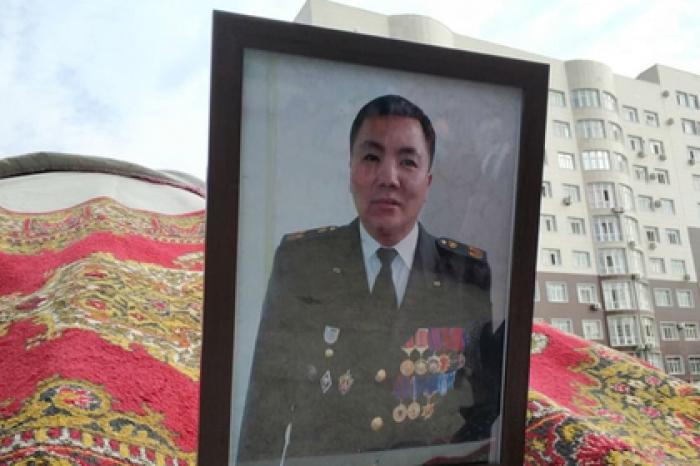 Погибшего при штурме резиденции Атамбаева спецназовца наградили