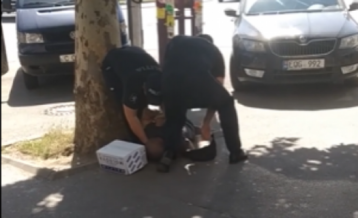 Полицейские применили силу к уличному торговцу орехов