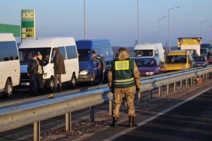 Половине украинцев предрекли бегство за рубеж