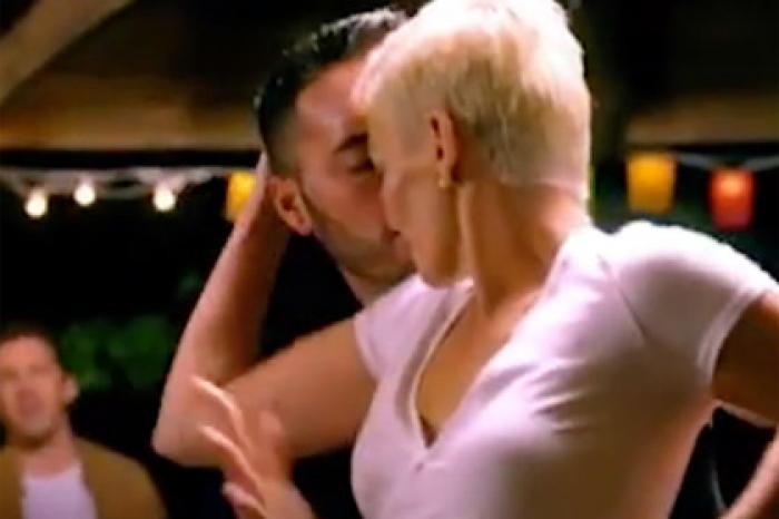 Полуголая телеведущая повторила сцену из «Грязных танцев»