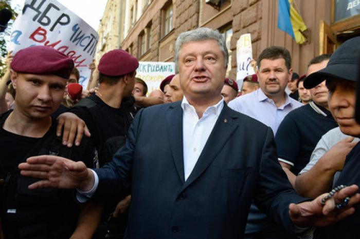Порошенко после допроса забросали яйцами