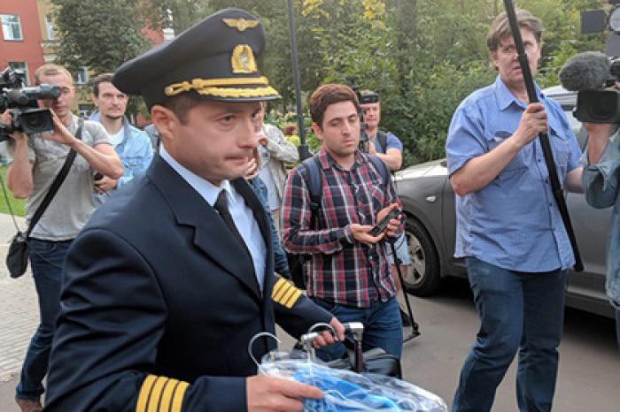 Посадивший самолет в поле пилот Airbus прихватил жене кукурузы