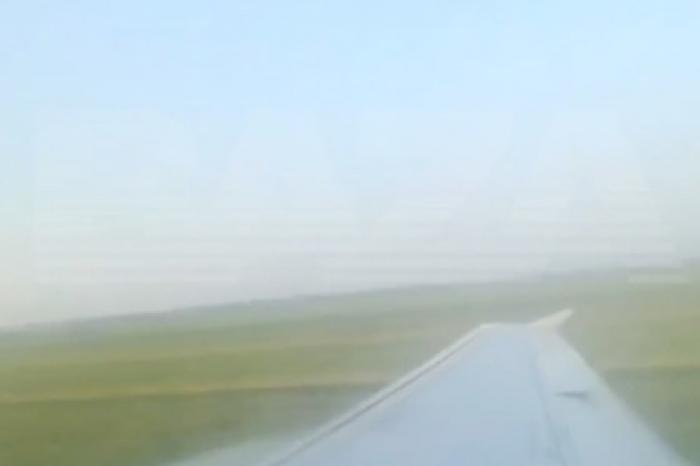 Появилось видео с экстренно севшего в Подмосковье самолета