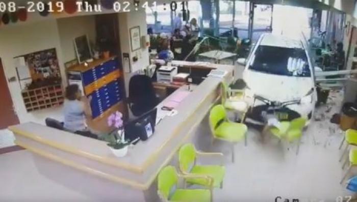 Пожилая женщина в Израиле заехала на машине в вестибюль дома престарелых
