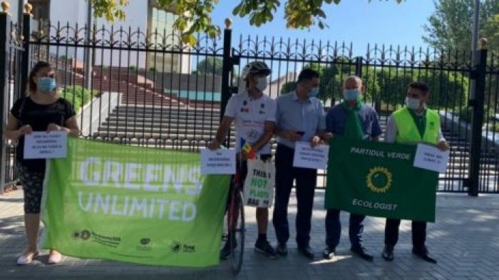 Представители Зеленой экологической партии устроили протест перед зданием администрации президента
