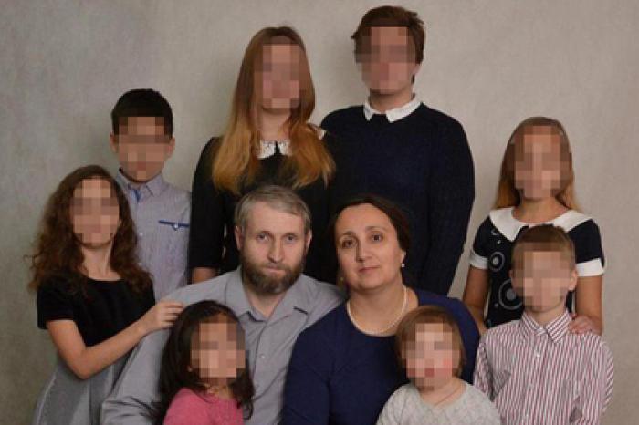 Привязавшей мальчика к столбу российской семье вернули приемных детей