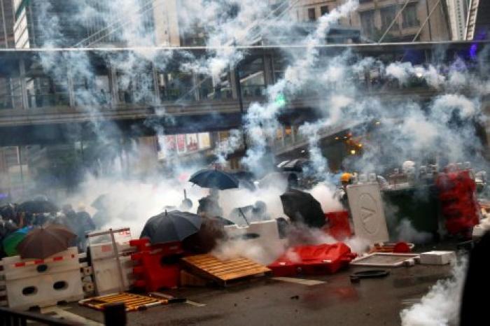 Протесты в Гонконге: вслед за водометами полиция впервые открыла огонь