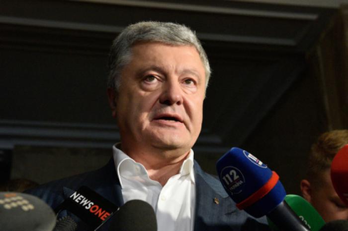 Против Порошенко открыли дело за поездку на Мальдивы