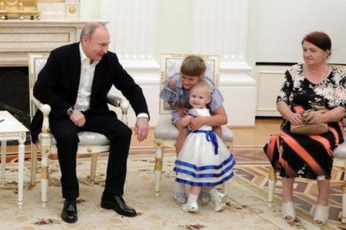 Путин повысил детские пособия до прожиточного минимума