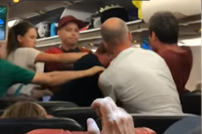 Россияне устроили драку в самолете и попали на видео