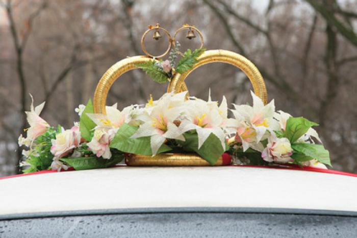 Россияне устроили свадьбу со стрельбой из машины