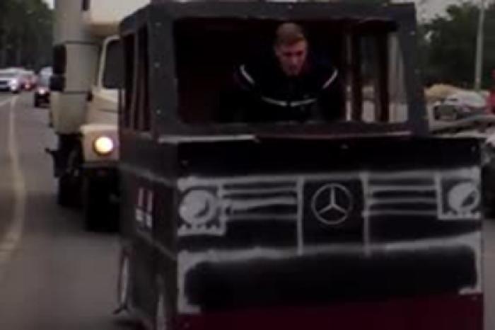 Россиянин смастерил Gelandewagen из картона и прокатился в нем по городу