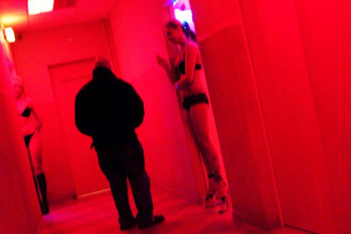 Российские полицейские накрыли ОПГ сутенеров с десятками проституток