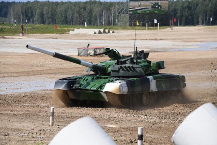 Российские военные приготовили яичницу от тепла Т-80