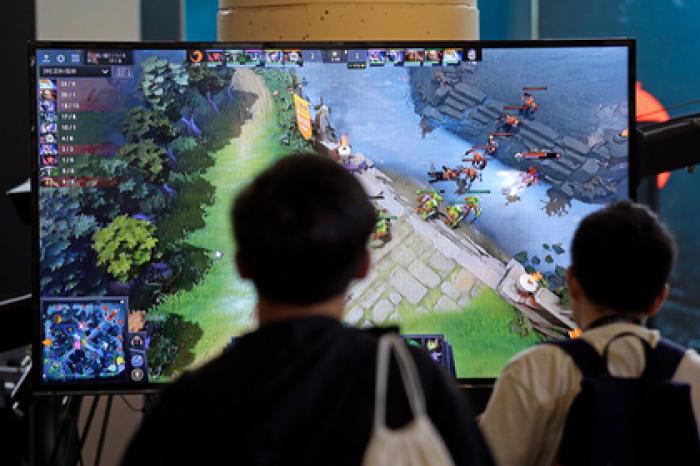 Российским школам разрешили учить детей играть в Dota 2 и FIFA