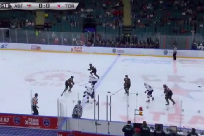Российский хоккейный вратарь пропустил шайбу после броска с центра площадки