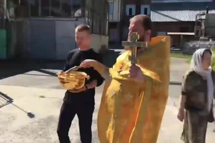 Российский священник освятил пивной магазин и попал на видео