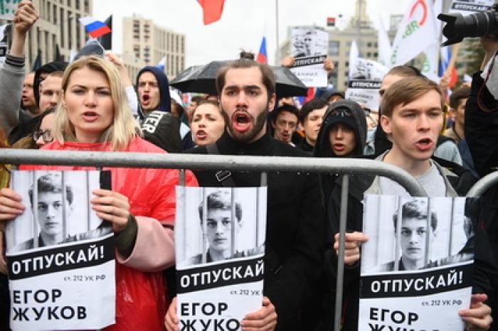 Семь тысяч человек пришли на митинг на проспекте Сахарова