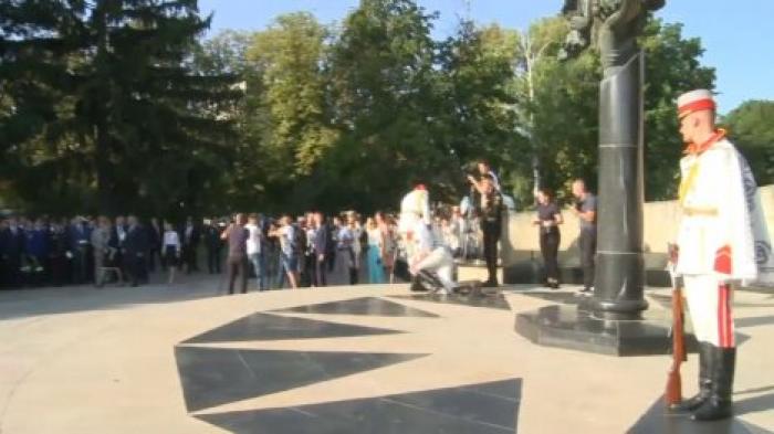 Солдат почетного караула потерял сознание во время возложения цветов к памятнику "Скорбящей матери"