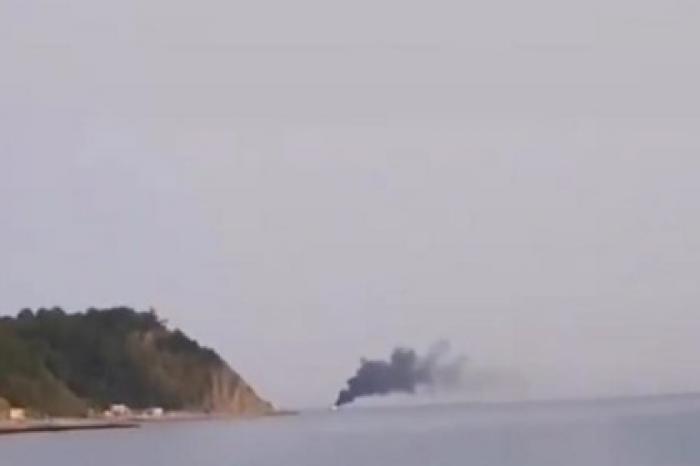 Судно с рыбаками в Черном море загорелось и утонуло
