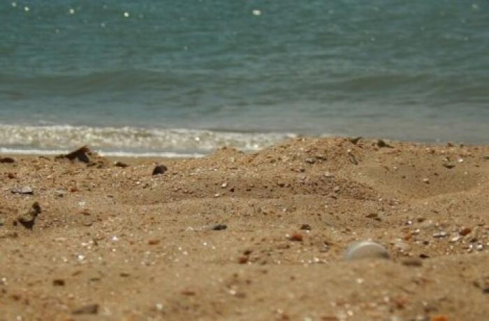 Туристка наступила на пляже на оголенный провод и умерла