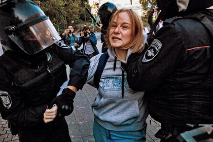 У избитой полицейским на митинге россиянки диагностировали травму головы