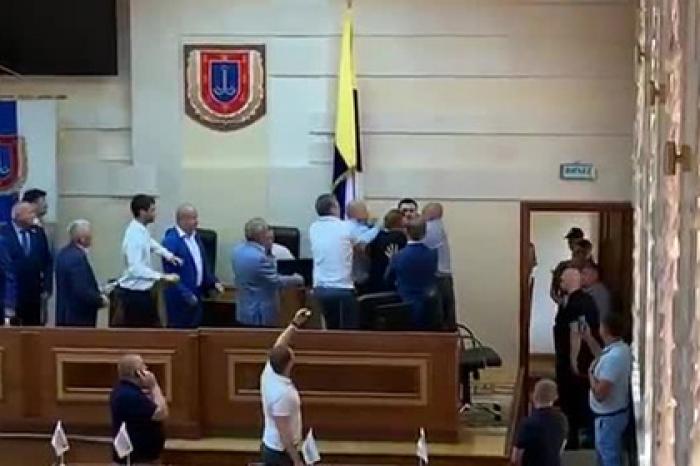 Украинские депутаты избирали председателя и подрались