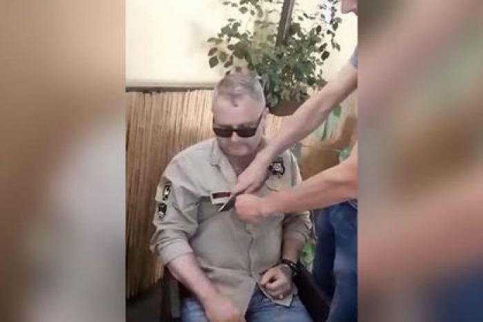 Украинские радикалы изрезали мужчине одежду из-за российской символики